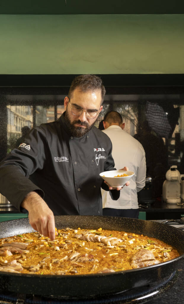 fotografía chef cocinando paella
