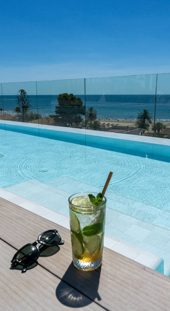 fotografía coctel piscina
